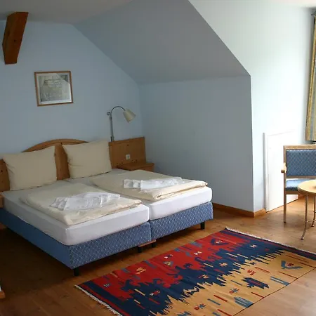 Am Schloss Wolfshagen 3*